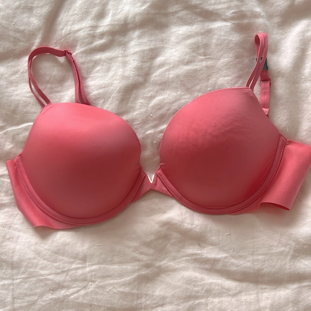 Brand new with tags Victoria’s Secret light push up bra. Size 36D.